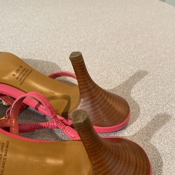 Carlos Santana - hot pink heels with metal flowers. Size 8 - Picture 8 of 10